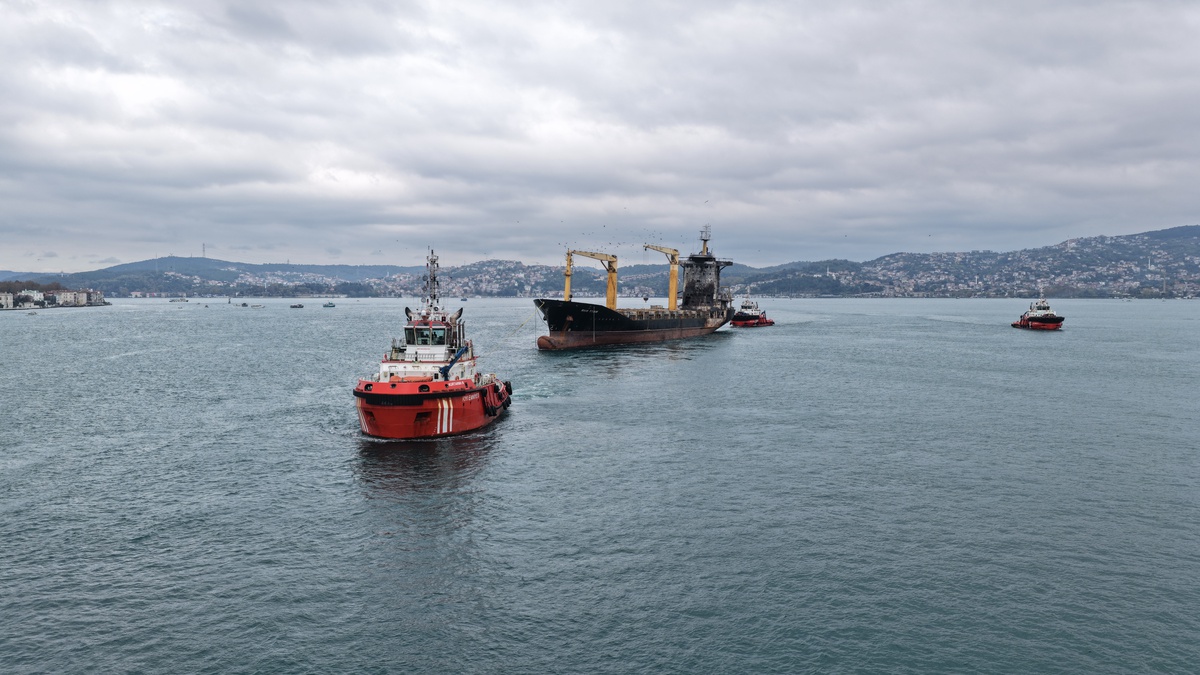 Karadeniz'de İHA saldırısında hasar gören RMS Team, İstanbul Boğazı'ndan geçirildi
