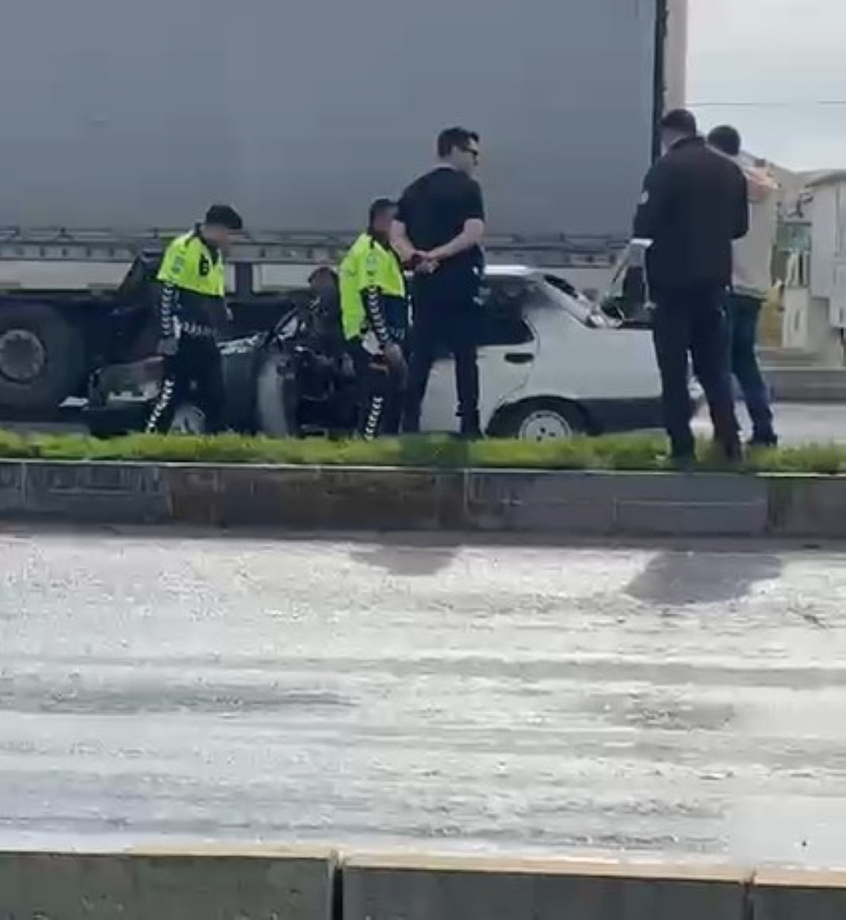 Konya Karapınar'da hareket halindeki otomobil alev aldı, araçta maddi hasar oluştu