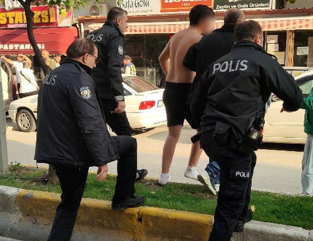 Kuşadası'nda bıçaklarla koşan genç, babasının iknasıyla gözaltına alındı