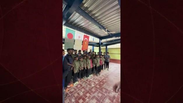 Arakanlı çocuklar Kabe'de Hacılar ilahisini hep bir ağızdan seslendirdi.