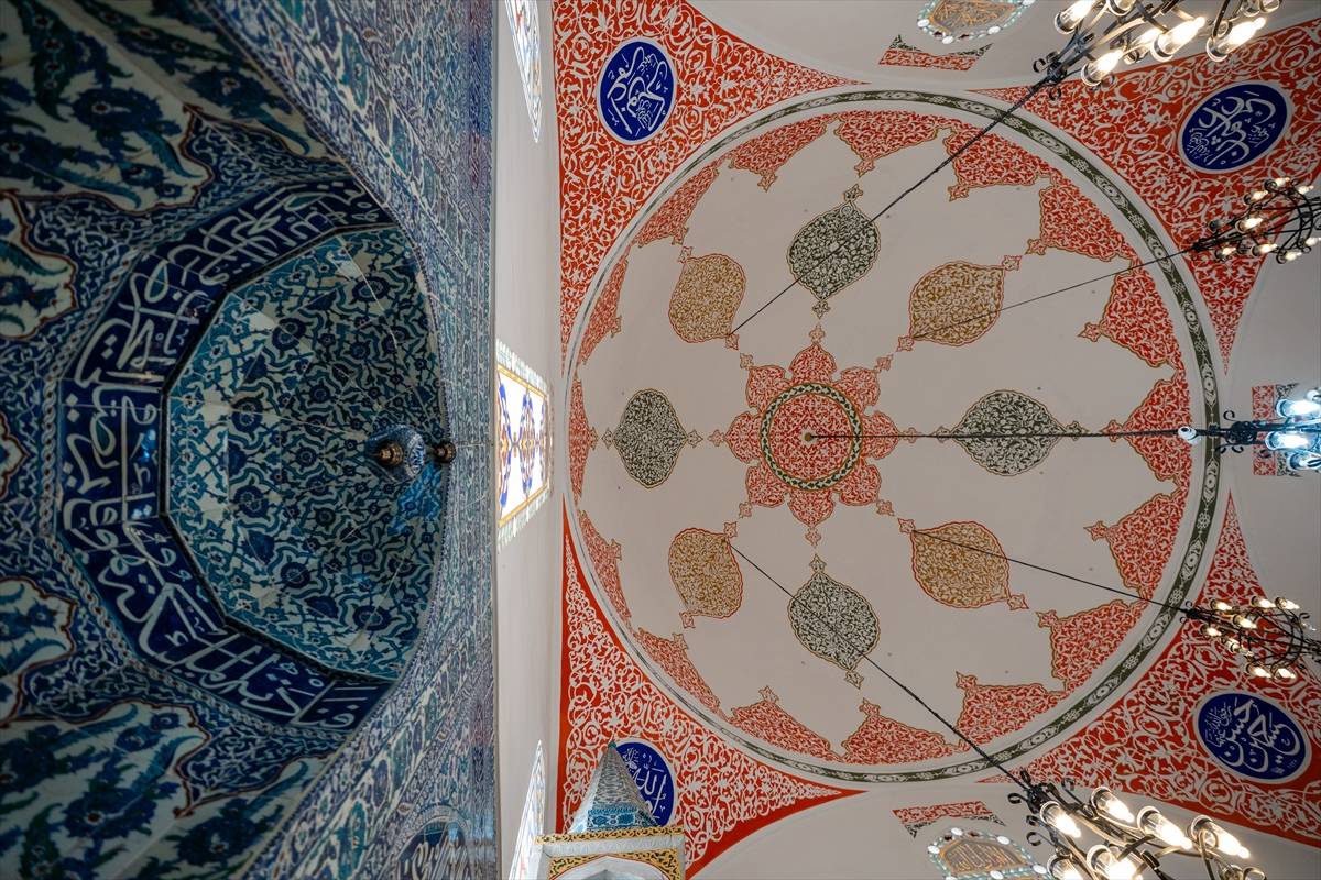 Kösem Sultan’ın yaptırdığı Çinili Camii, mimari detayları ile dikkat çekiyor