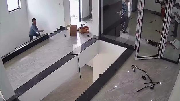 Vietnam'da akılalmaz kaza: Telefona bakarken metrelerce aşağı düştü!