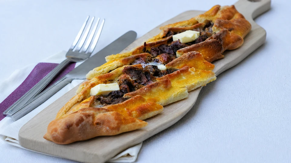 Mayasız Kavurmalı Pide Tarifi